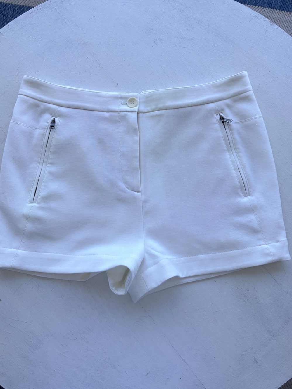 BCBG Max Azria mid rise shorts size Small